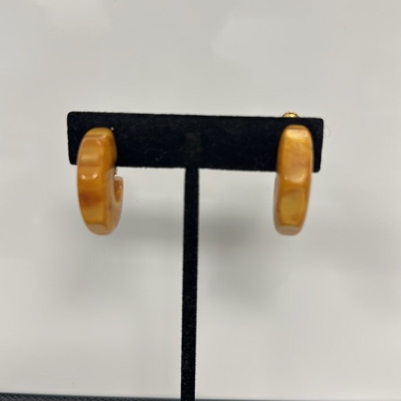 Vintage US Patent Number 3.176.475 Gold Tone Amber Screw Back Hoop Earrings - Picture 4 of 16